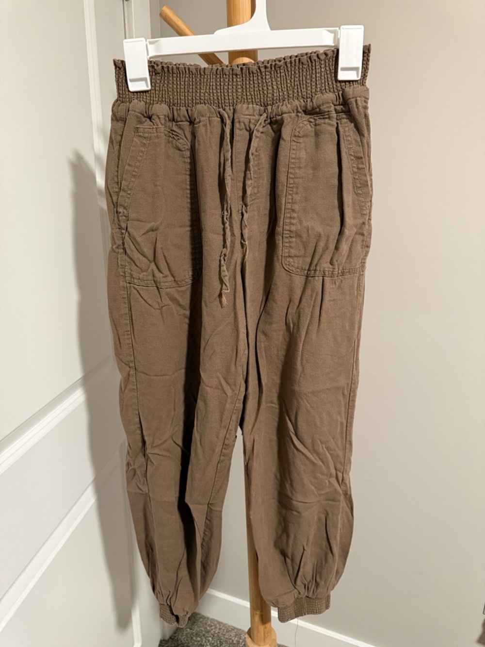 Love Tree Brown Smocked-Waist Cropped Jogger Pants